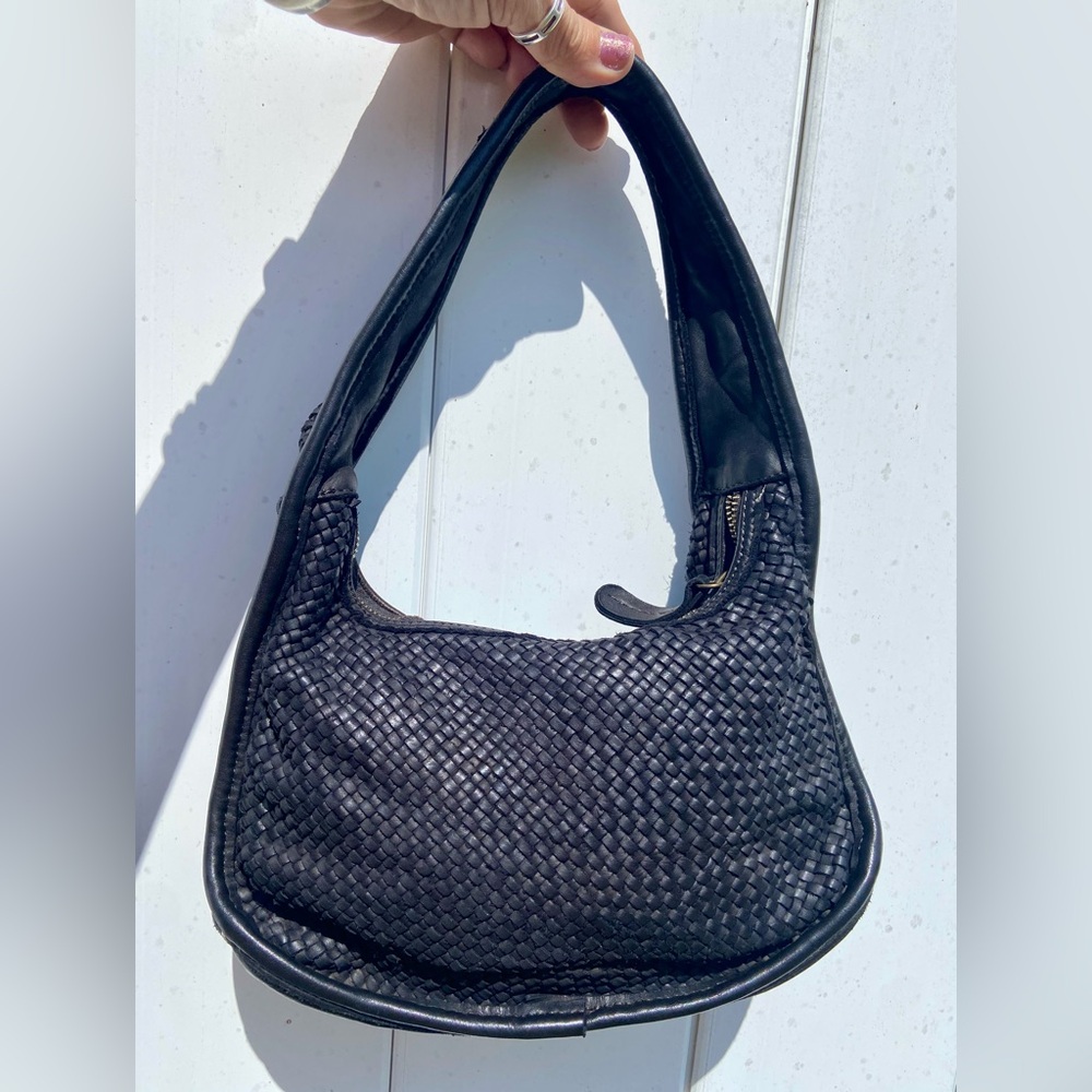 Italian-Sleek Black Hobo Bag with Ergonomic Design